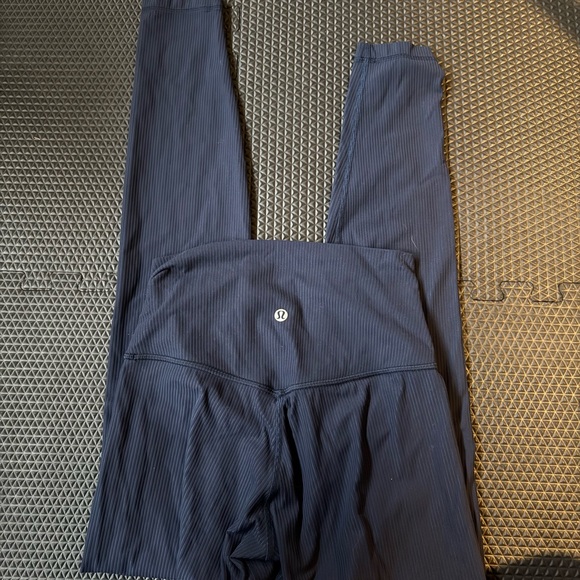 High-Waisted Ribbed Leggings - Picture 3 of 3